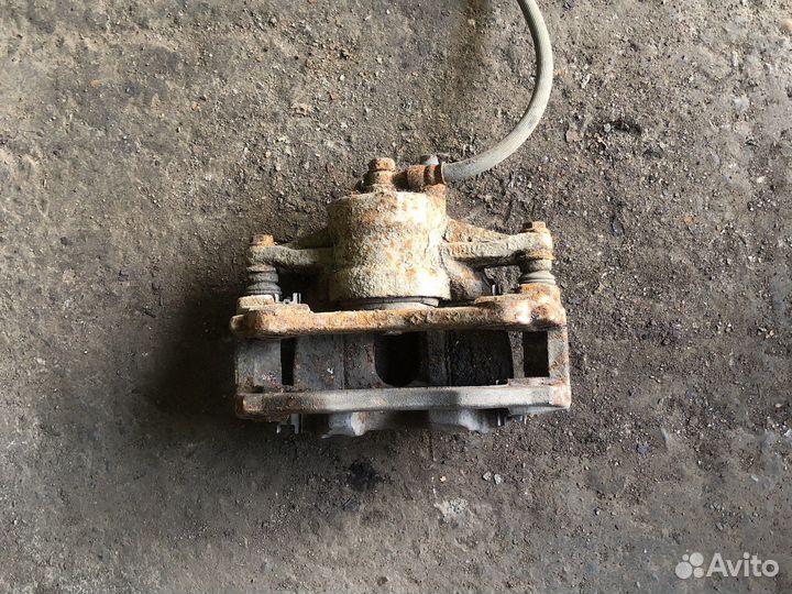 Toyota avensis 2 Суппорт