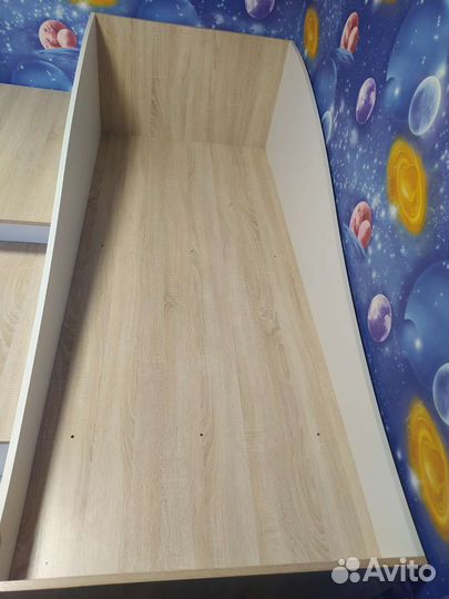 Детский уголок с кроватью и столом