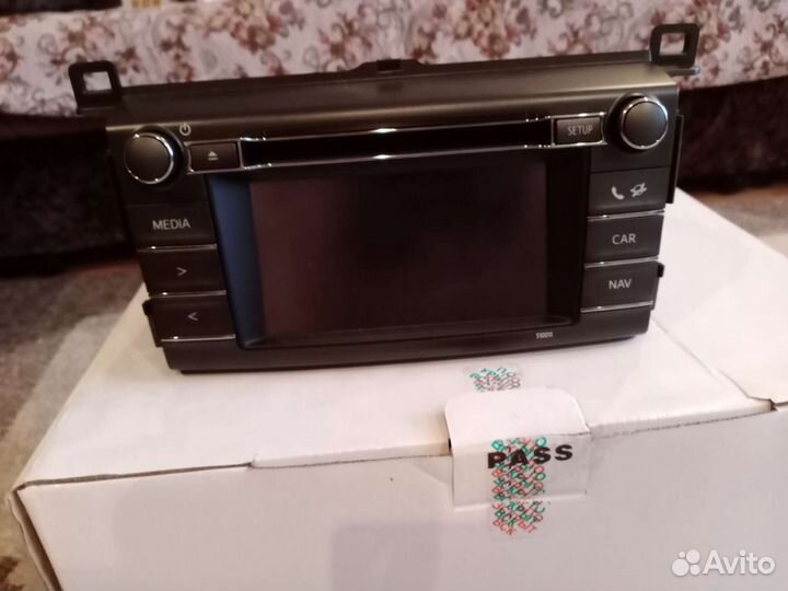 Штатное головное устройство на Toyota RAV4