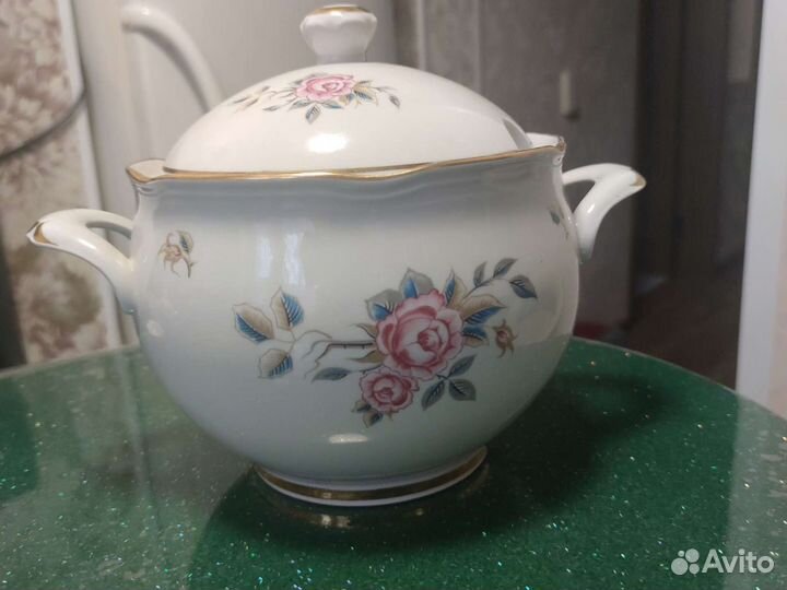 Супница с крышкой