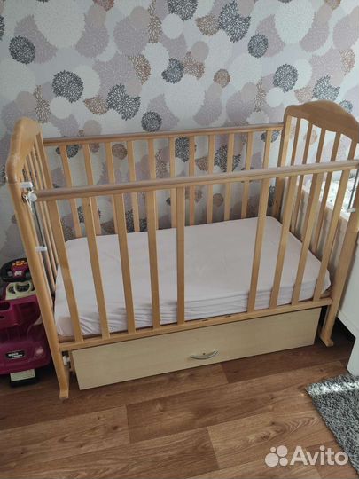 Детская кроватка с маятником и ящиком + матрас