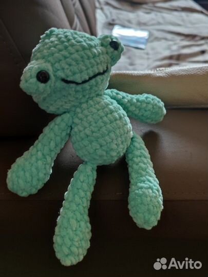 Вязаный плюшевый лягушонок