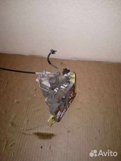 Форд Фокус 1. Замок задней левой двери