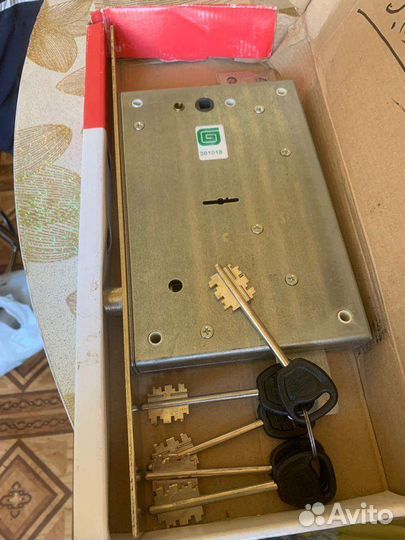 Замок дверной накладной