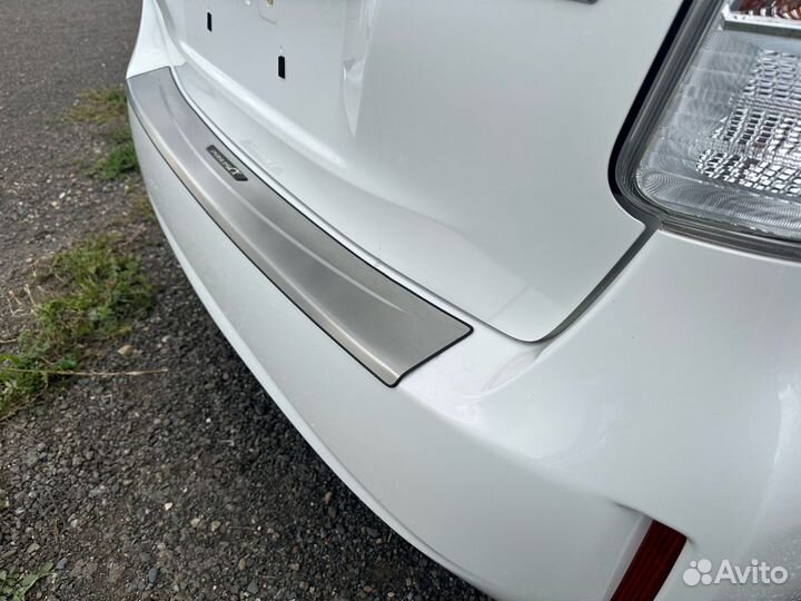 Toyota Prius Alpha накладка на бампер