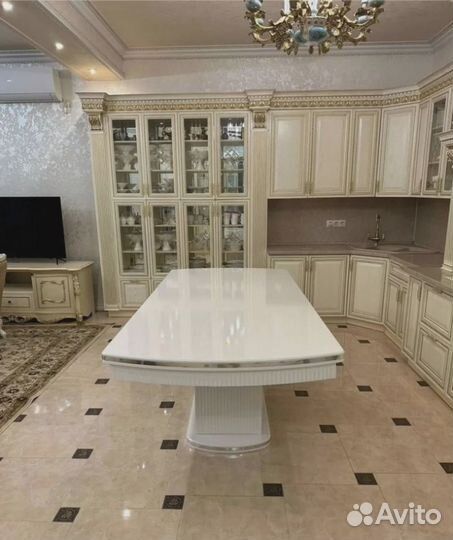 Обеденный стол со стульями