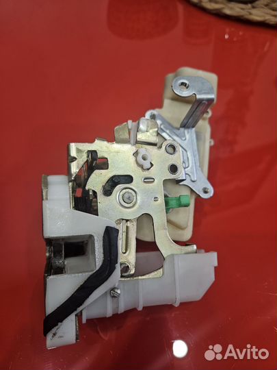 Замок двери toyota plats vits yaris echo ncp10