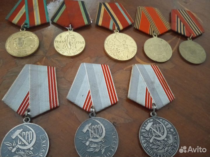 Советская пилотка со значками