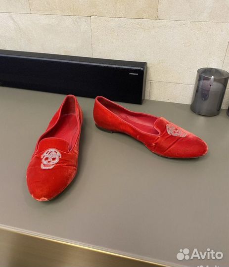 Alexander mcqueen 38,5 красные бархатные лоферы
