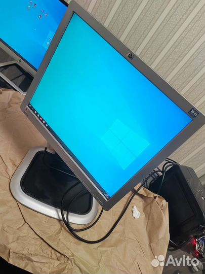 Монитор HP с отличной подставкой 17