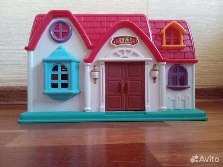 Домик кукольный с гаражом, мебелью и жильцами