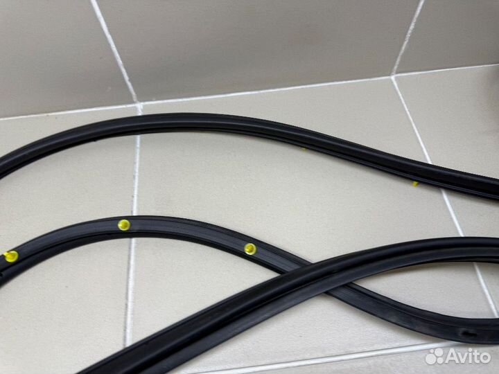 Уплотнитель двери передней правой Toyota RAV4