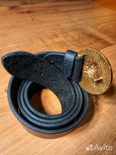 Ремень с большой пряжкой