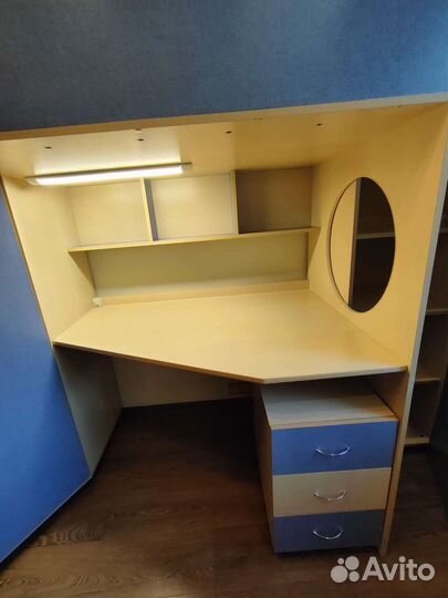 Детская кровать чердак со столом и шкафом