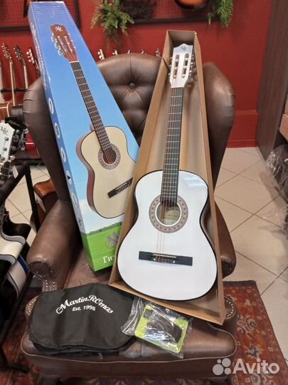 Белая гитара 3/4 Мартин Ромас полный комплект
