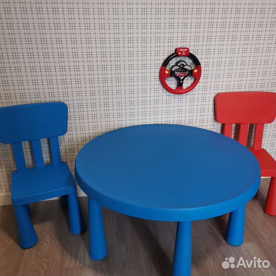 Детский стол IKEA и 2 стула