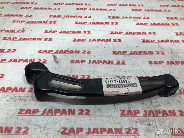 Кронштейн решетки радиатора правый Toyota Land
