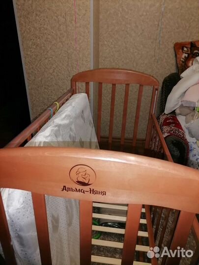 Детская кроватка с маятником