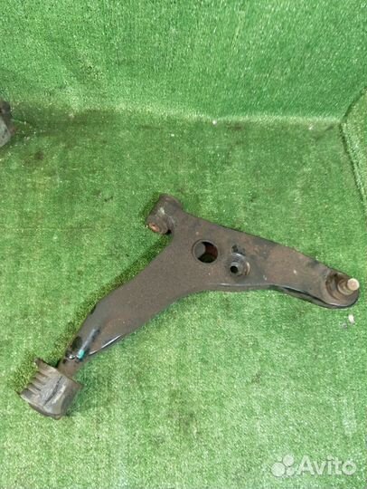 Рычаг передний правый Mitsubishi Carisma