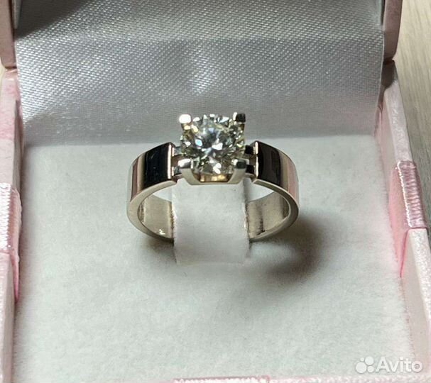 Кольцо с бриллиантом