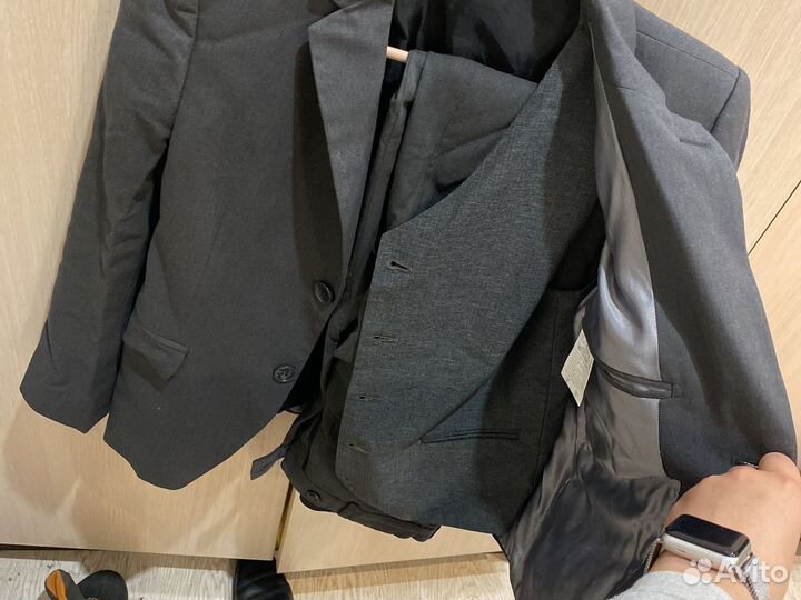 Костюм для школьника 140 +рубашки и спорт костюм