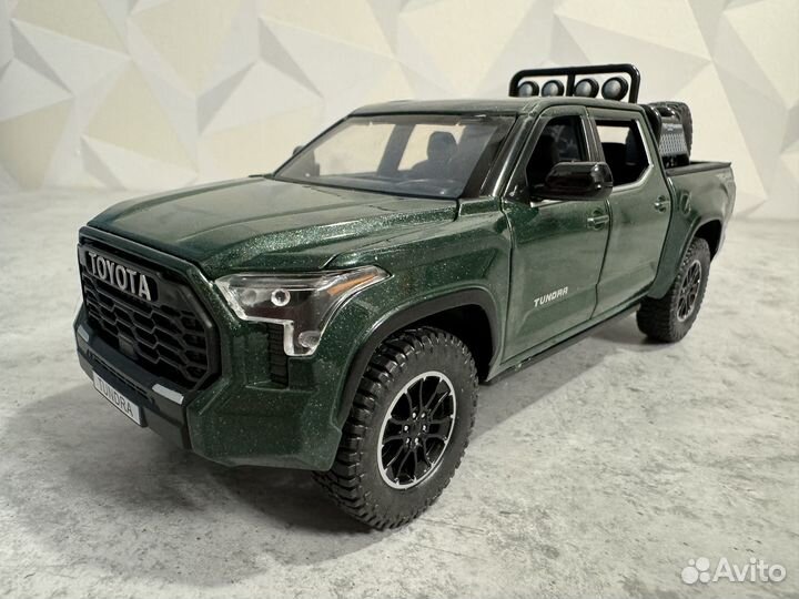 Модель машинки toyota tundra металлическая