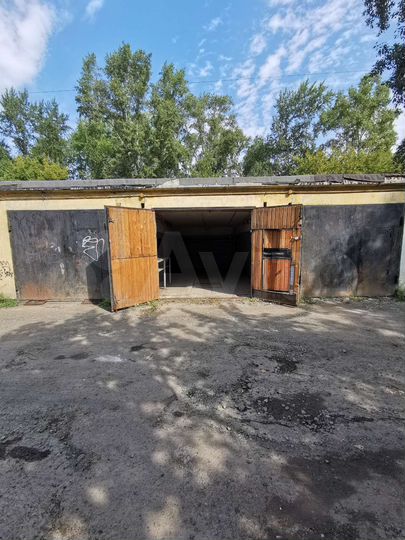 Гараж, > 30 м²