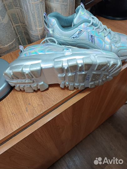 Кроссовки женские