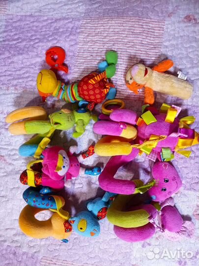 Игрушки развивающие и погремушки для малышей