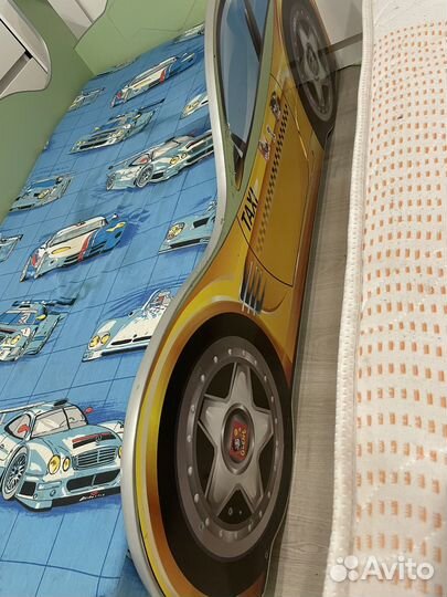 Детская кровать машина