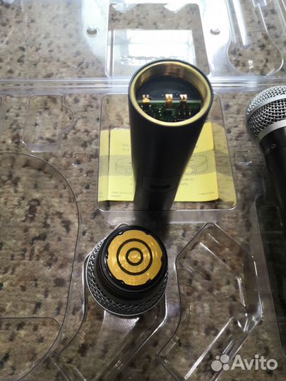 Два оригинальных радиомикрофона shure