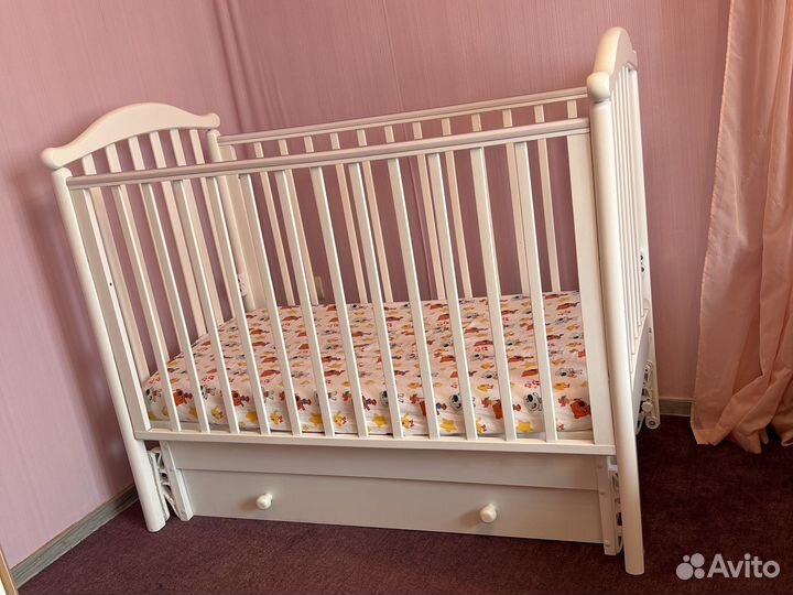 Детская кроватка с маятником и ящиком