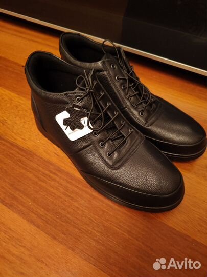 Новые кожаные кроссовки 45 размер