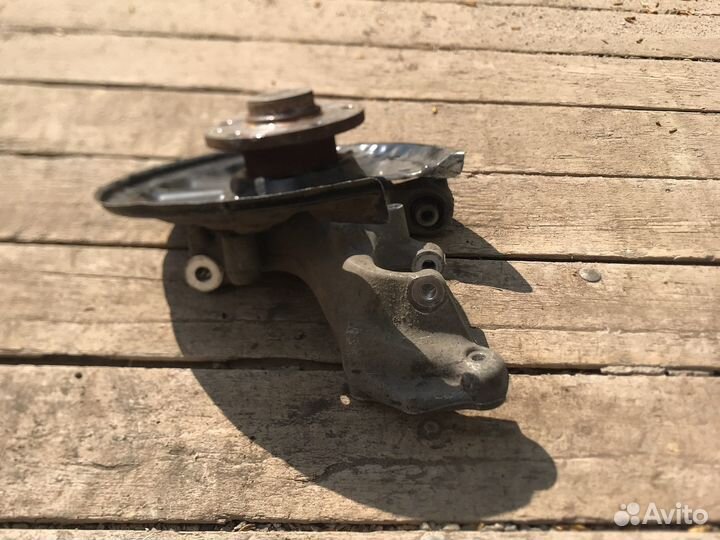 Кулак задний левый volkswagen tiguan тигуан