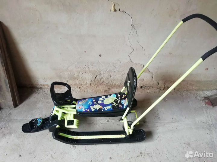 Детский снегокат со спинкой