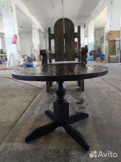 Трон деревянный