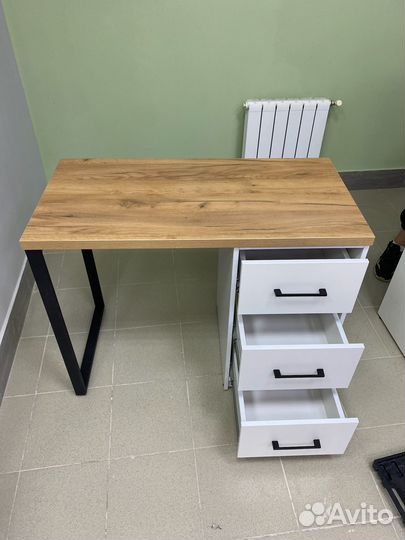 Маникюрный стол