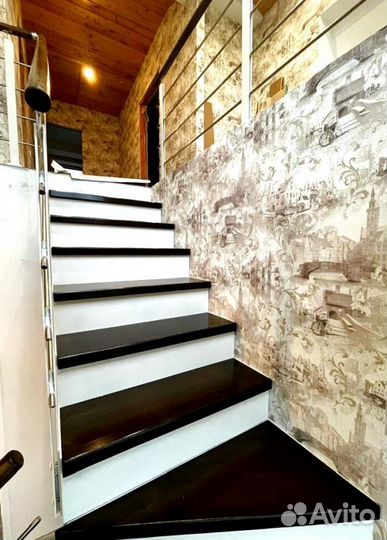 Лестница на металлокаркасе закрытого типа