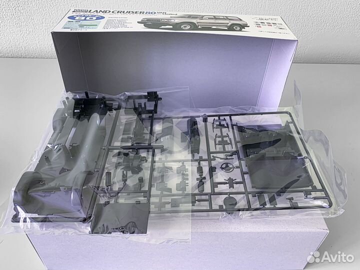 Сборная модель автомобиля Toyota Land Cruiser 80