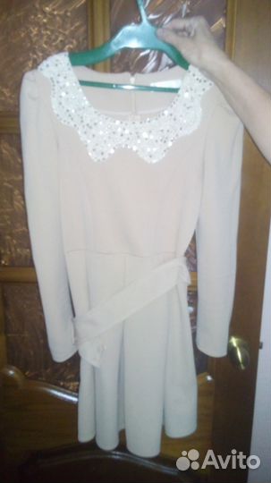 Девушка продает куртки,платья,юбки,толстовки,и т.д