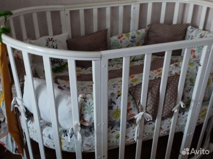 Детская кроватка с маятником белая