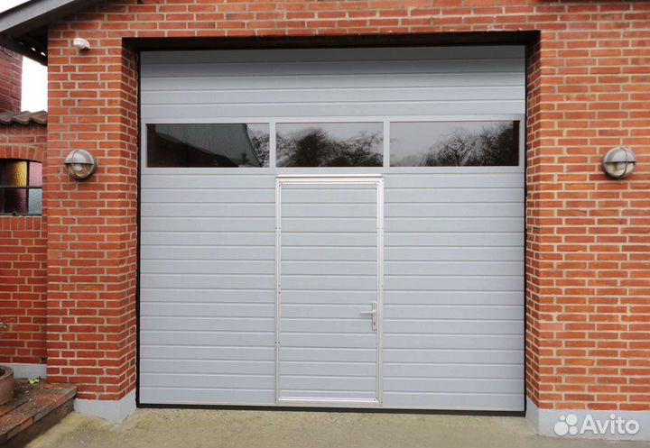 Секционныe воpота c кaлиткой Алютех