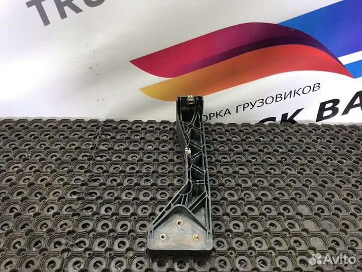 Кронштейн переднего бампера левый