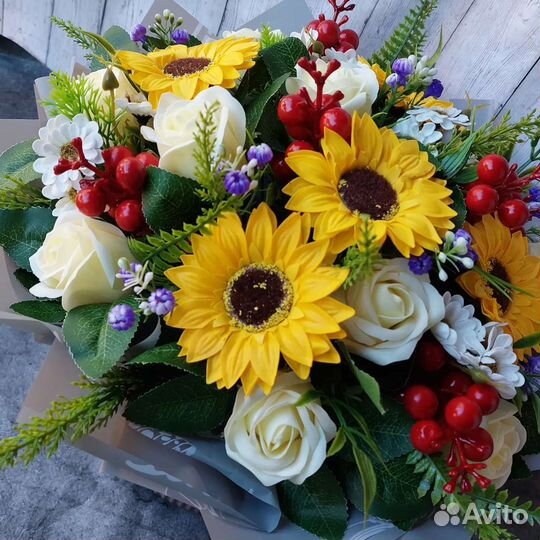 Букет с подсолнухами из мыльной основы