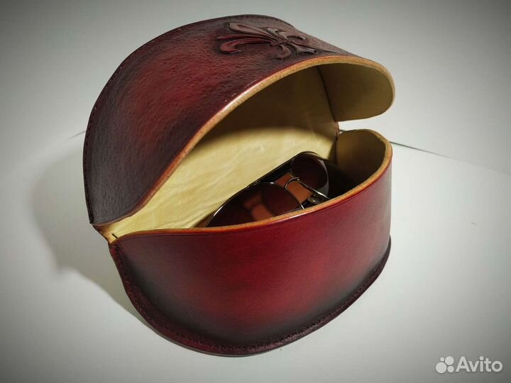 Кожаный очечник с тиснением