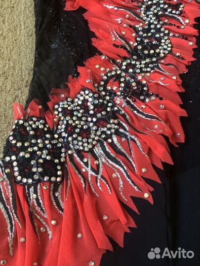 Костюм для выступлений по фигурному катанию