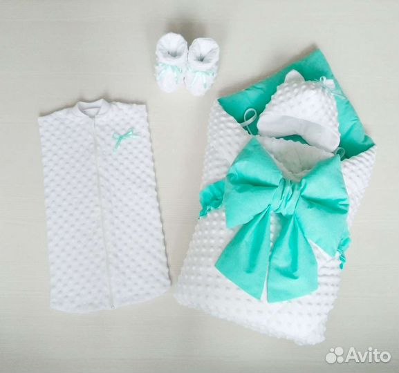 Новый комплект на выписку, в кроватку