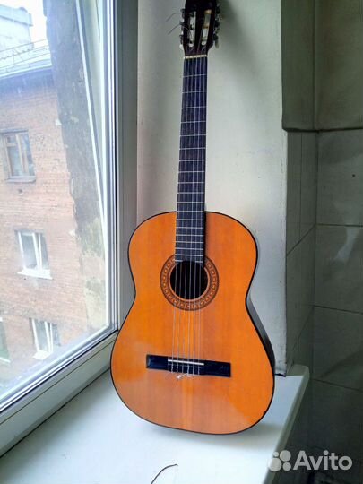 Классическая гитара с чехлом