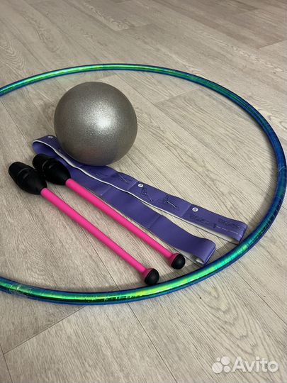 Обруч, булавы, мяч для начинающей гимнастки