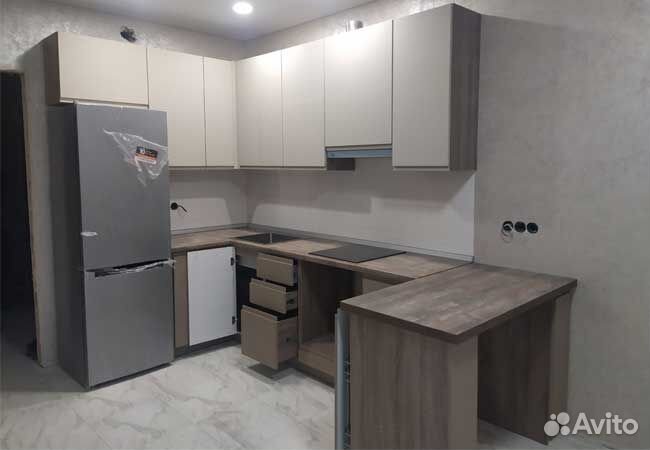 П-образная кухня с мини барной стойкой